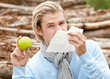 mann mit taschentuch und apfel