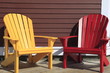 roter und gelber Adirondack Stuhl roter und gelber Adirondack Stuhl