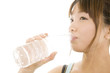 水を飲む女性