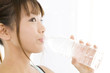 水を飲む女性