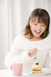 ケーキを食べる女性