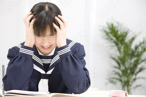 Photo: 悩む女子中学生 悩む女子中学生