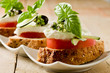 Tartine di pomodoro e mozzarella su letto di pane ai cereali Tartine di pomodoro e mozzarella su letto di pane ai cereali