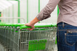 Frau im Supermarkt mit Einkaufswagen