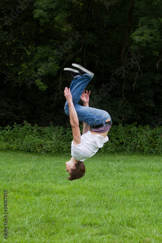 Photo: luftsprung salto rückwärts luftsprung salto rückwärts