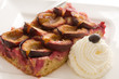 Pflaumenkuchen mit Sahnetupfer