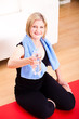junge Frau in der Pause nach Fitness