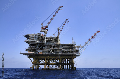 Foto: Italy, Sicily, Mediterranean Sea, offshore oil platform Italy, Sicily, Mediterranean Sea, offshore oil platform