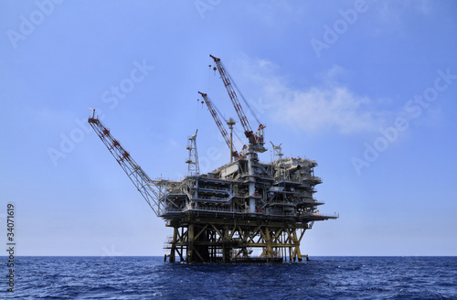 Photo: Italy, Sicily, Mediterranean Sea, offshore oil platform Italy, Sicily, Mediterranean Sea, offshore oil platform