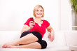 blonde Frau mit Mobiltelefon