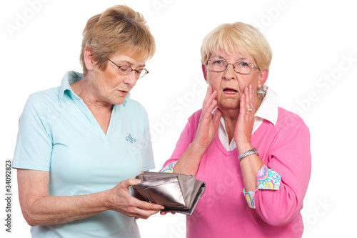 Photo: zwei seniorinnen schauen in leere geldbörse zwei seniorinnen schauen in leere geldbörse