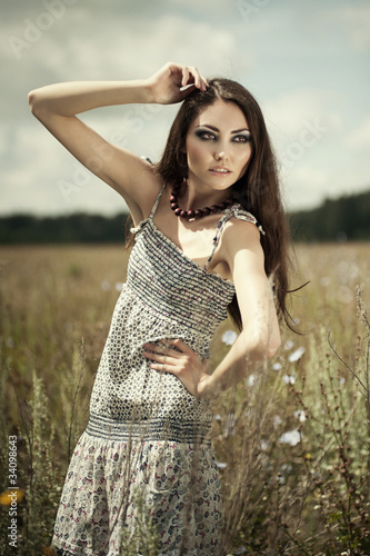 Foto: Sensual woman in field Sensual woman in field