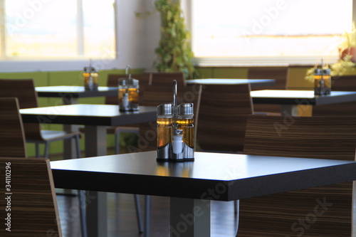 Foto: Aceite y vinagre de aliño en comedor Aceite y vinagre de aliño en comedor