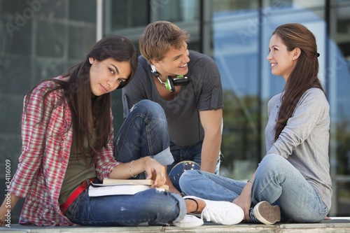 Foto: Young students having discussion and smiling Young students having discussion and smiling