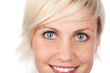 portrait einer lachenden blonden frau