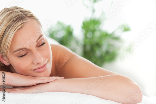 Foto: Close up of a woman lying on a lounger having a massage Close up of a woman lying on a lounger having a massage