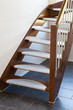 Holztreppe mit Edelstahl