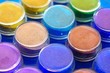 Dosen mit farbigem Sand