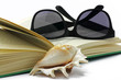 buch mit brille und muschel