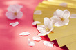 Foto: 金扇子に舞う桜の花びら 金扇子に舞う桜の花びら