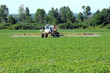 Foto: Full front view of tractor spraying pesticide on crop Full front view of tractor spraying pesticide on crop