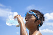 水分補給の男の子