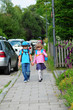 Unterhaltung auf dem Schulweg