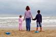 mamma con bambini sulla spiaggia mamma con bambini sulla spiaggia