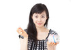 貯金箱と女性