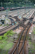 Bahngleise, Weichen und Wagons auf einem Güterbahnhof