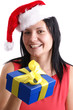 Foto: eine junge Frau trägt eine Weihnachtsmütze und Geschenk eine junge Frau trägt eine Weihnachtsmütze und Geschenk