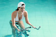 Jeune femme faisant de l'aquabike