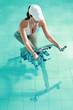 Jeune femme faisant de l'aquabike