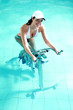 Jeune femme souriante faisant de l'aquabike