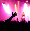 jubelnder Konzertbesucher auf Rock-Konzert