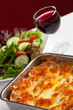 Auflaufform mit Lasagne und Salat Auflaufform mit Lasagne und Salat