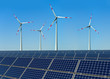 Windkrafträder und Solarmodule vor blauem Himmel