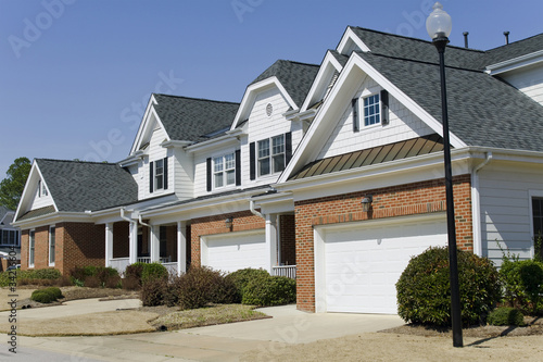 Foto: Row of townhouses in early springtime Row of townhouses in early springtime