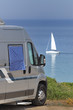 Camper in sosta sulla spiaggia di Scivu, Sardegna, Italia