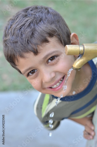 Photo: bambino che beve bambino che beve
