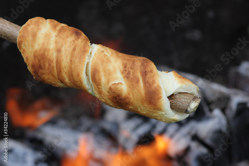 Foto: Stockbrot über dem Lagerfeuer Stockbrot über dem Lagerfeuer