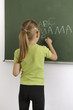 Kind schreibt an Tafel