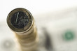 Münzstapel aus Dollarnote
