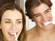 Pareja cepillando los dientes.