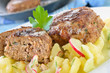 Knusprig gebratene Frikadellen auf Kartoffelsalat