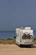 Camper in sosta sulla spiaggia