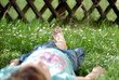 Mädchen liegt im Gras und schläft