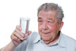 Foto: Senior hält ein Glas Wasser in der Hand Senior hält ein Glas Wasser in der Hand