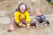 Kinder spielen im Modder