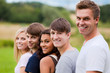 Foto: freundliche junge gruppe freundliche junge gruppe